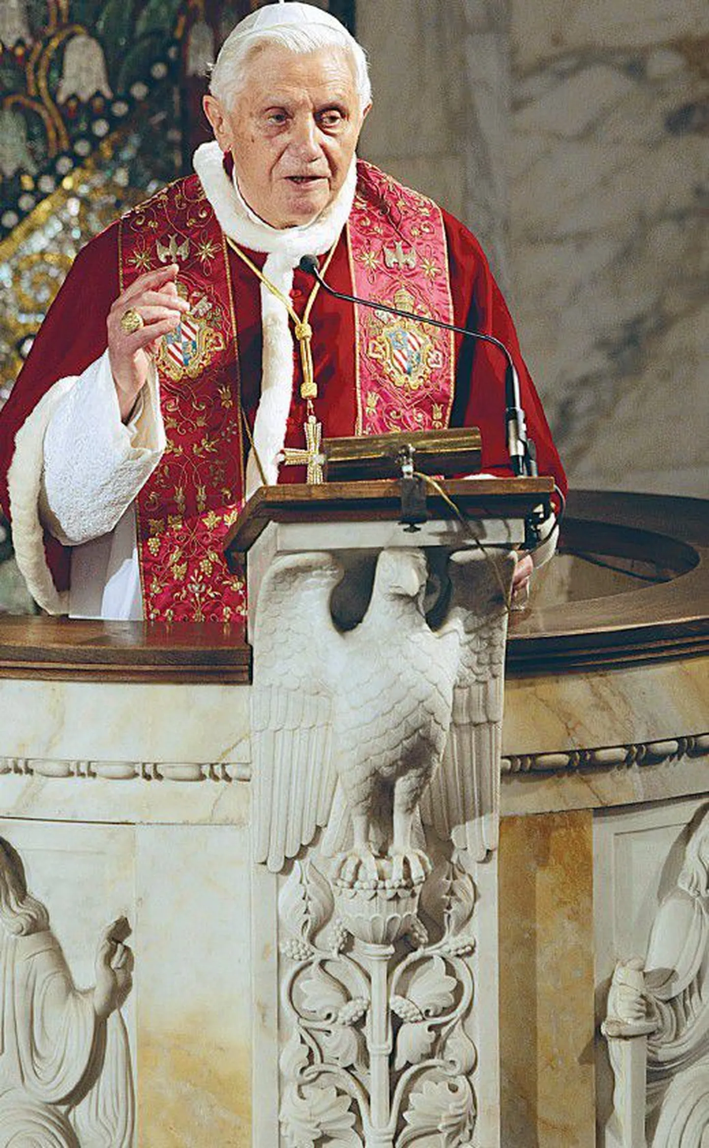 Папа Бенедикт XVI, при котором во многих частях мира получили огласку случаи сексуального насилия над несовершеннолетникми, имевшие место несколько десятилетий назад, хочет выступить против роста подобных преступлений в лоне церкви.