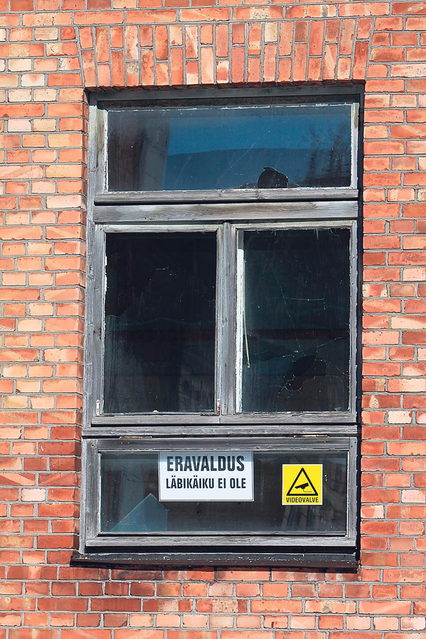Kuigi enamjaolt on tänavaäärsed esimese korruse aknad kaetud vineertahvlitega, lennutatakse-purustatakse klaase ikkagi.