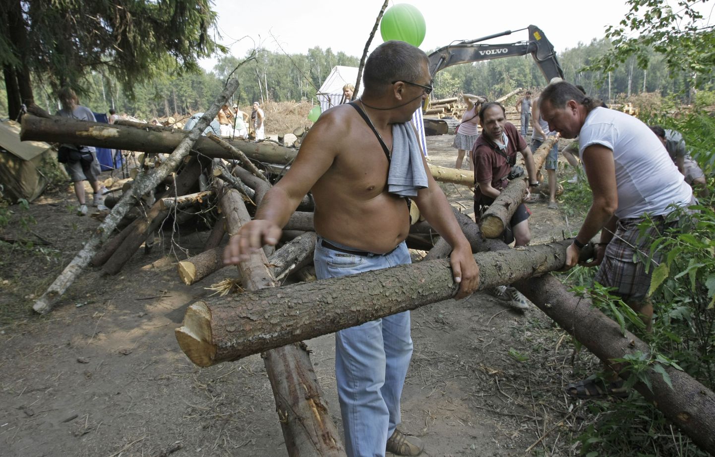 Архивное фото: Активисты сооружают баррикады, чтобы предотвратить вырубку Химкинского леса.