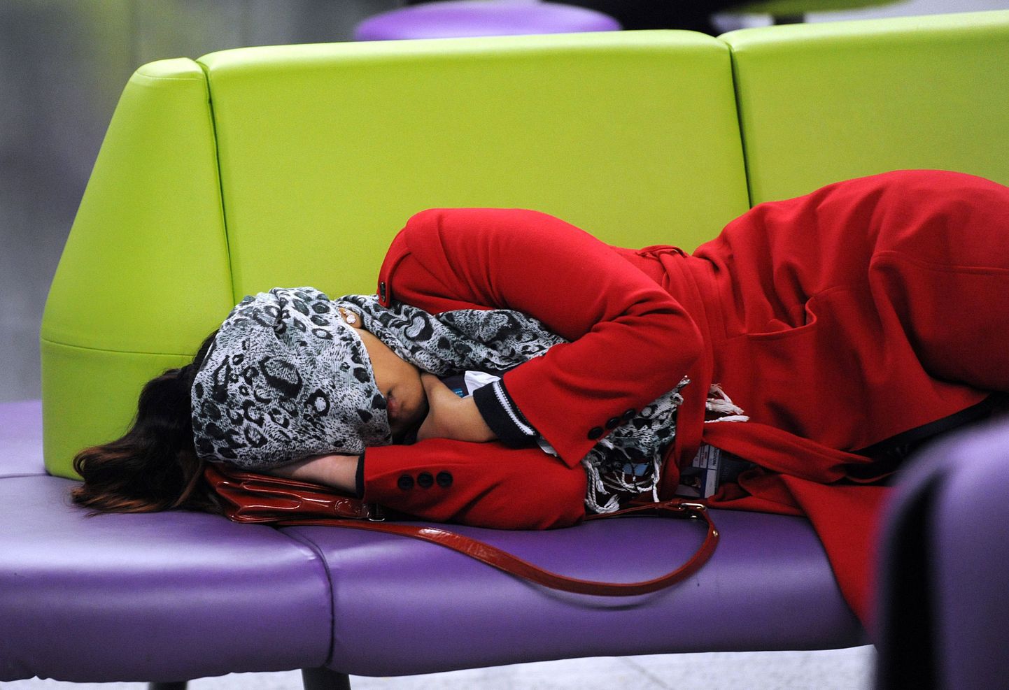 Naine magab lennujaamas