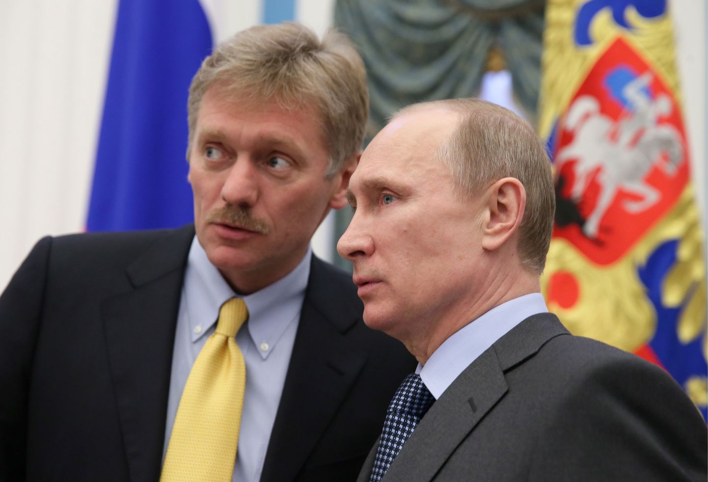 Vene president Vladimir Putin koos oma pressisekretäri Dmitri Peskoviga (vasakul).