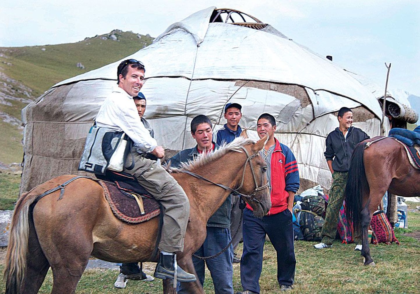 Jälle inimeste seas: pärast kolme tundi hobuse seljas on Eric Enno Tamm jõudnud Kõrgõzstani lõunaosas Gultsa jõe oru serval noore karjakasvataja laagrisse.