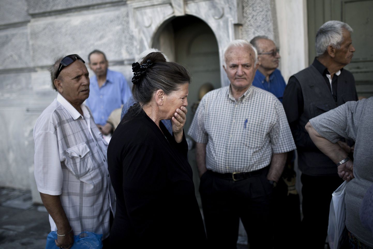 Kreeka pensionärid on kogunenud suletud pangauste taha, lootes oma pensionit kätte saada.