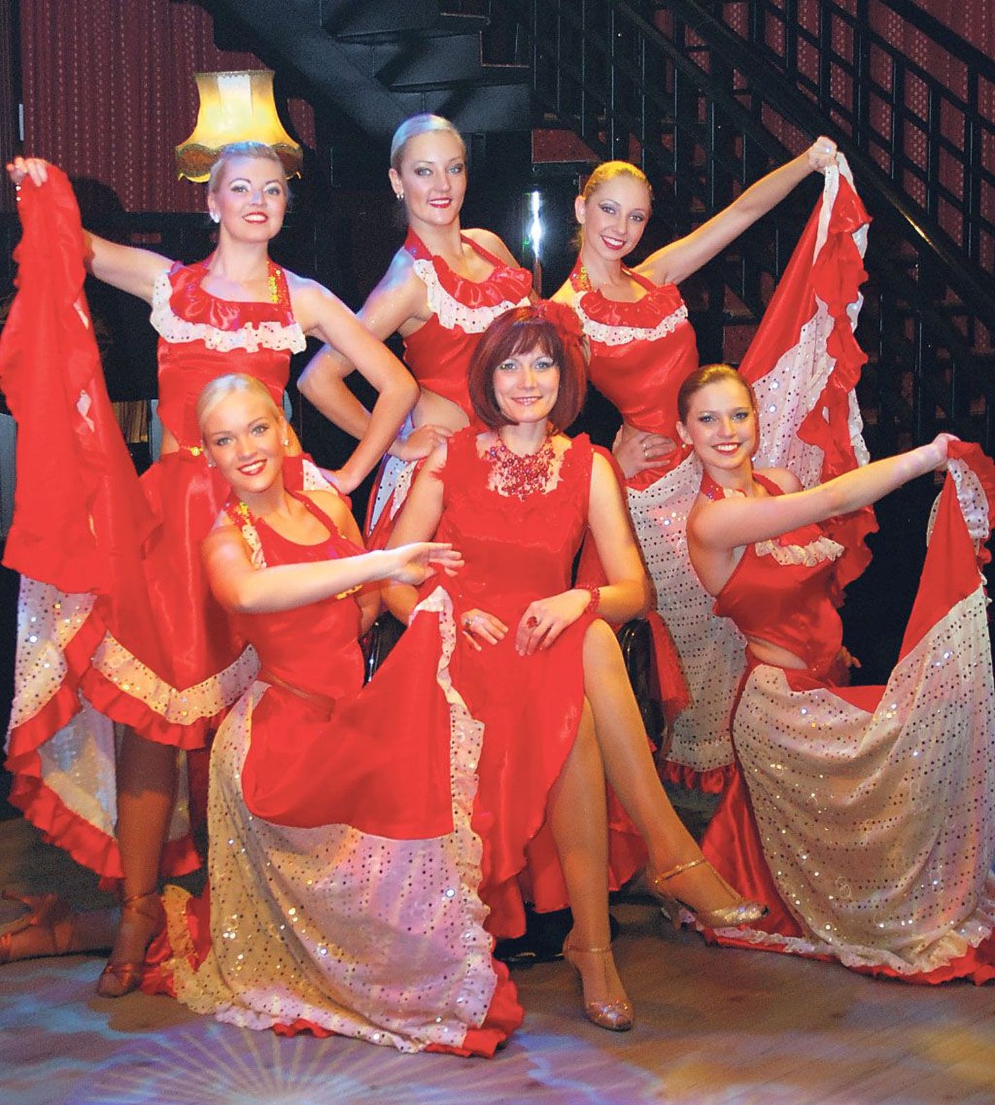 Celavy viib Pärnus edasi aastakümneid püsinud kabareekultuuri, tantsutrupis löövad kaasa kalliskividena säravad kodulinna noored naised.