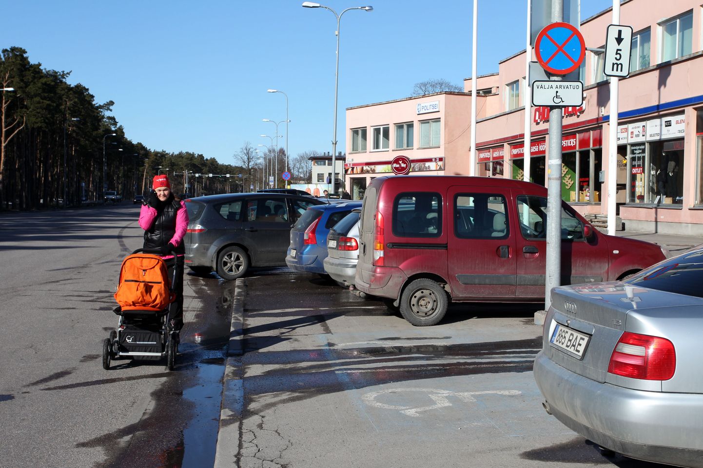 Jalgratturitel, rulluisutajatel ja lapsevankri lükkajatel on praegu vaid üks võimalus Pirita linnaosavalitsuse hoonest möödumiseks.