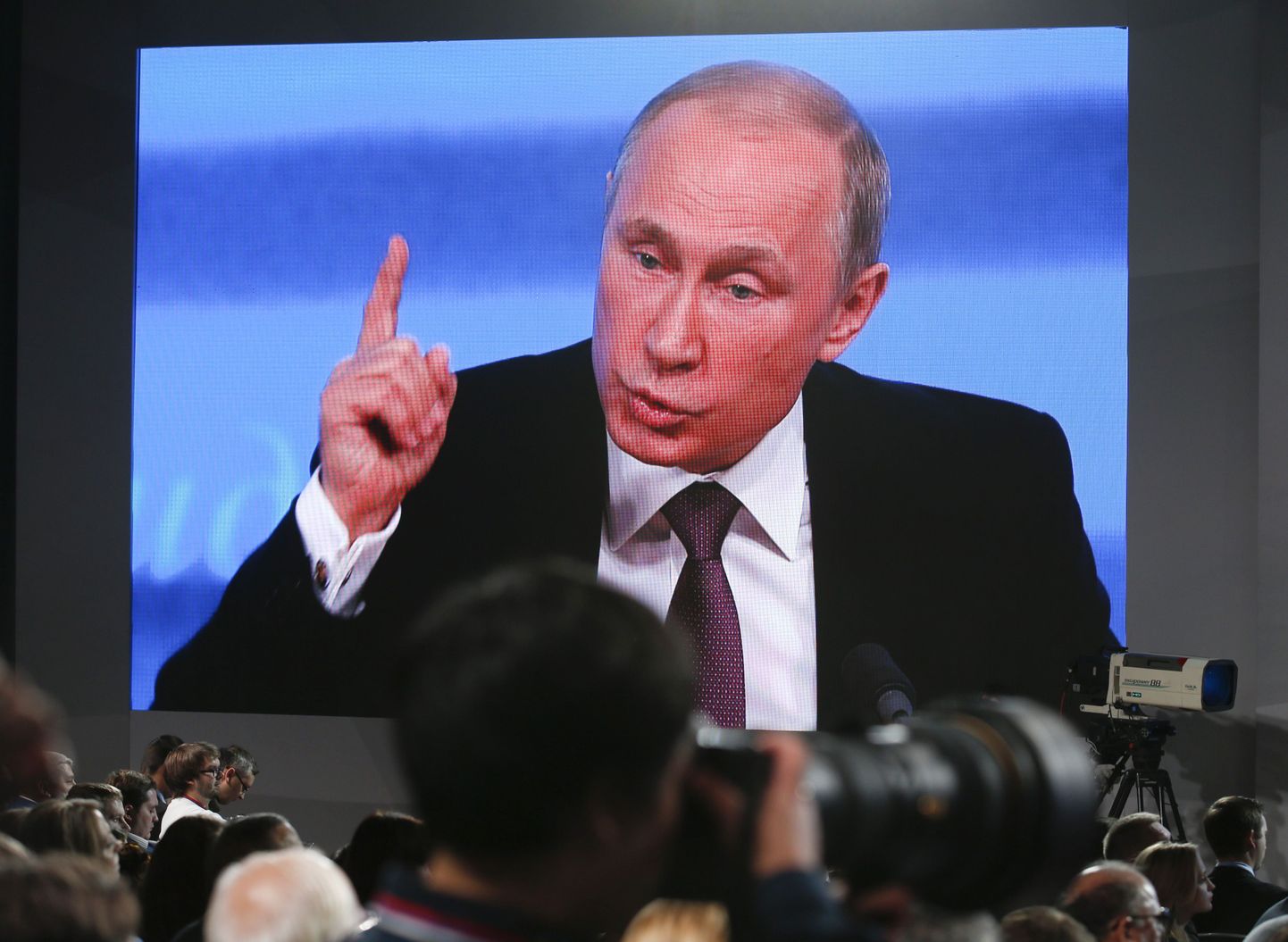Vene president Vladimir Putin ekraanil