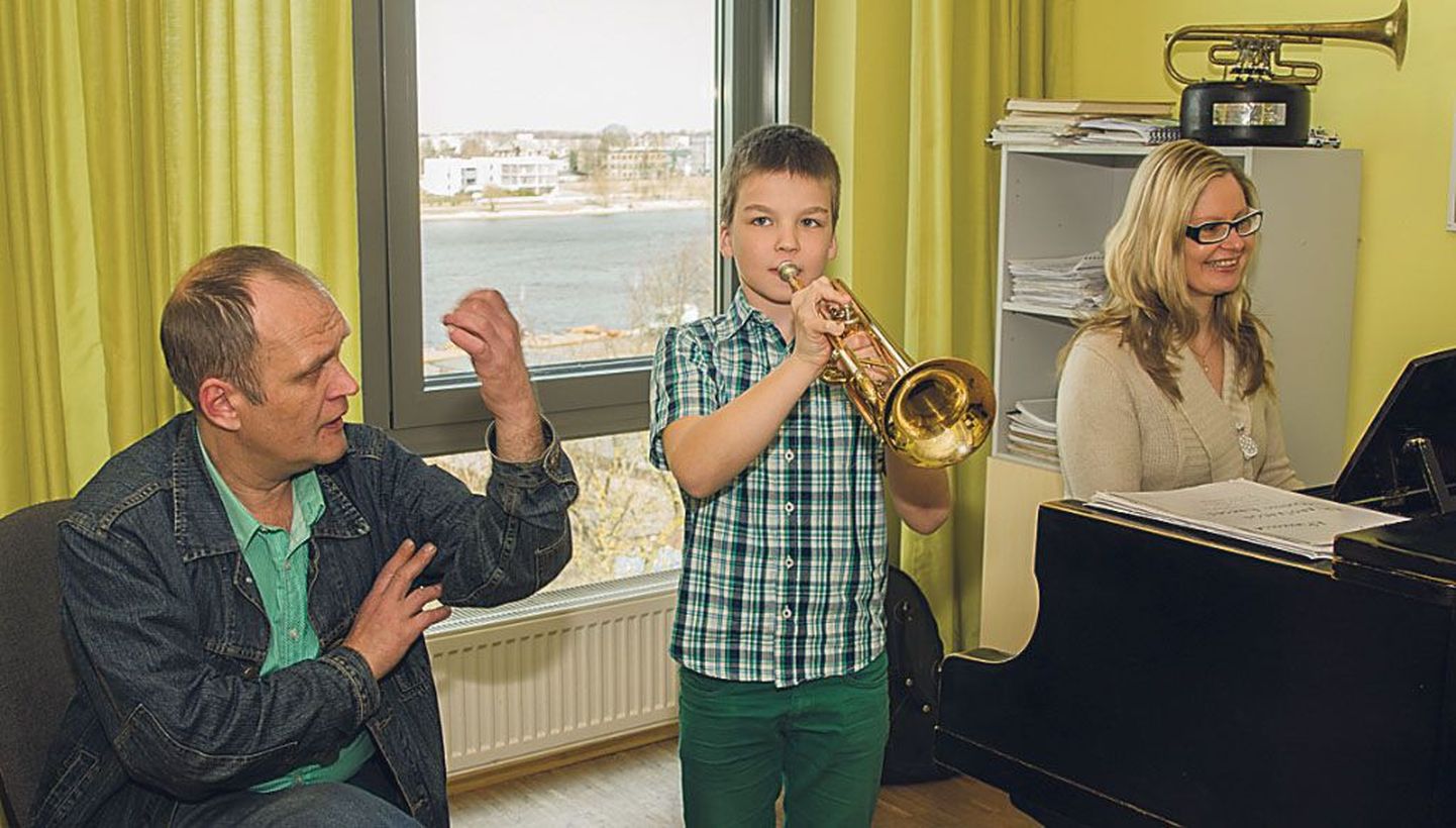 Noor trompetist Aleksander Pors õpib muusikakoolis Arvi Sommeri käe all, rahvusvaheliseks konkursiks aitas poissi ette valmistada kontsertmeister Ülle Petrovitš.