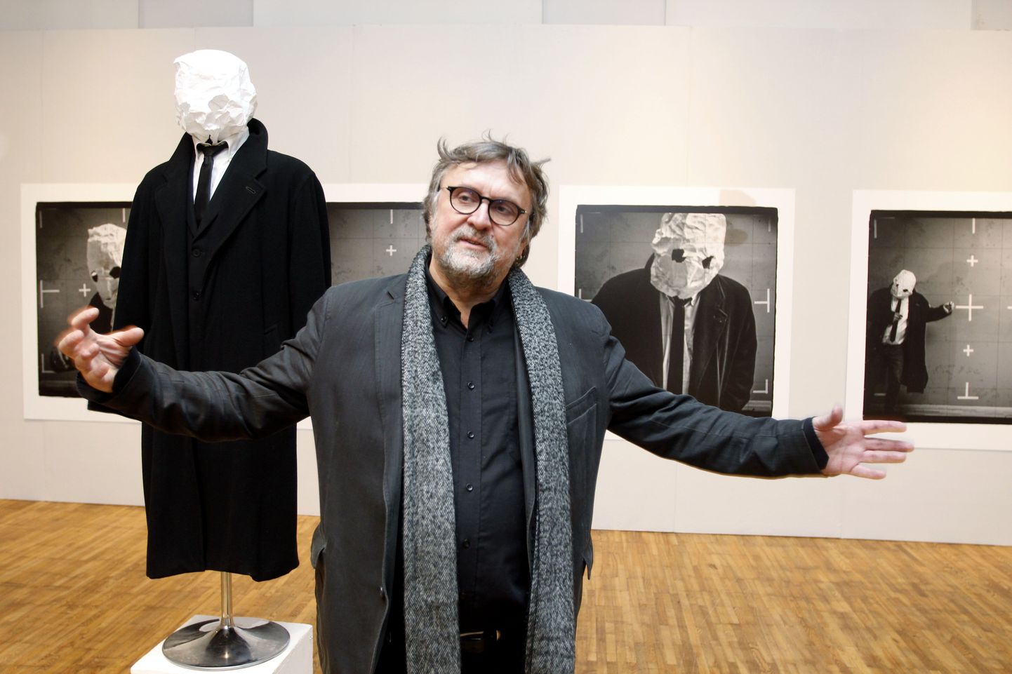 Kunstniku, graafilise disaineri ja Eesti kunstiakadeemia professori Andres Tali selja taga on osa tema näitusest «Tantsib».