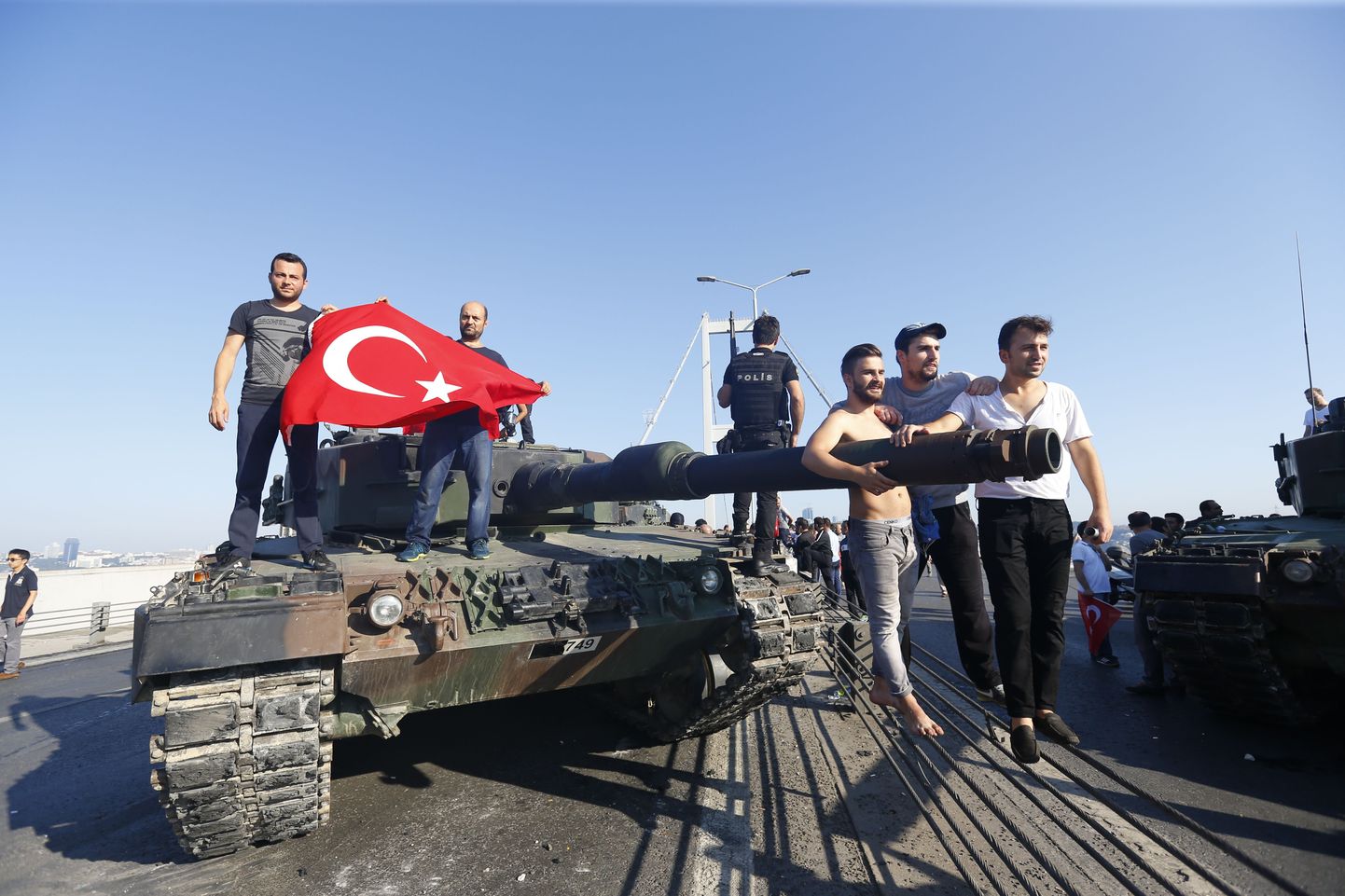 Riigipöörajate kaotust tähistavad türklased mullu 16. juulil Bosporuse sillal.