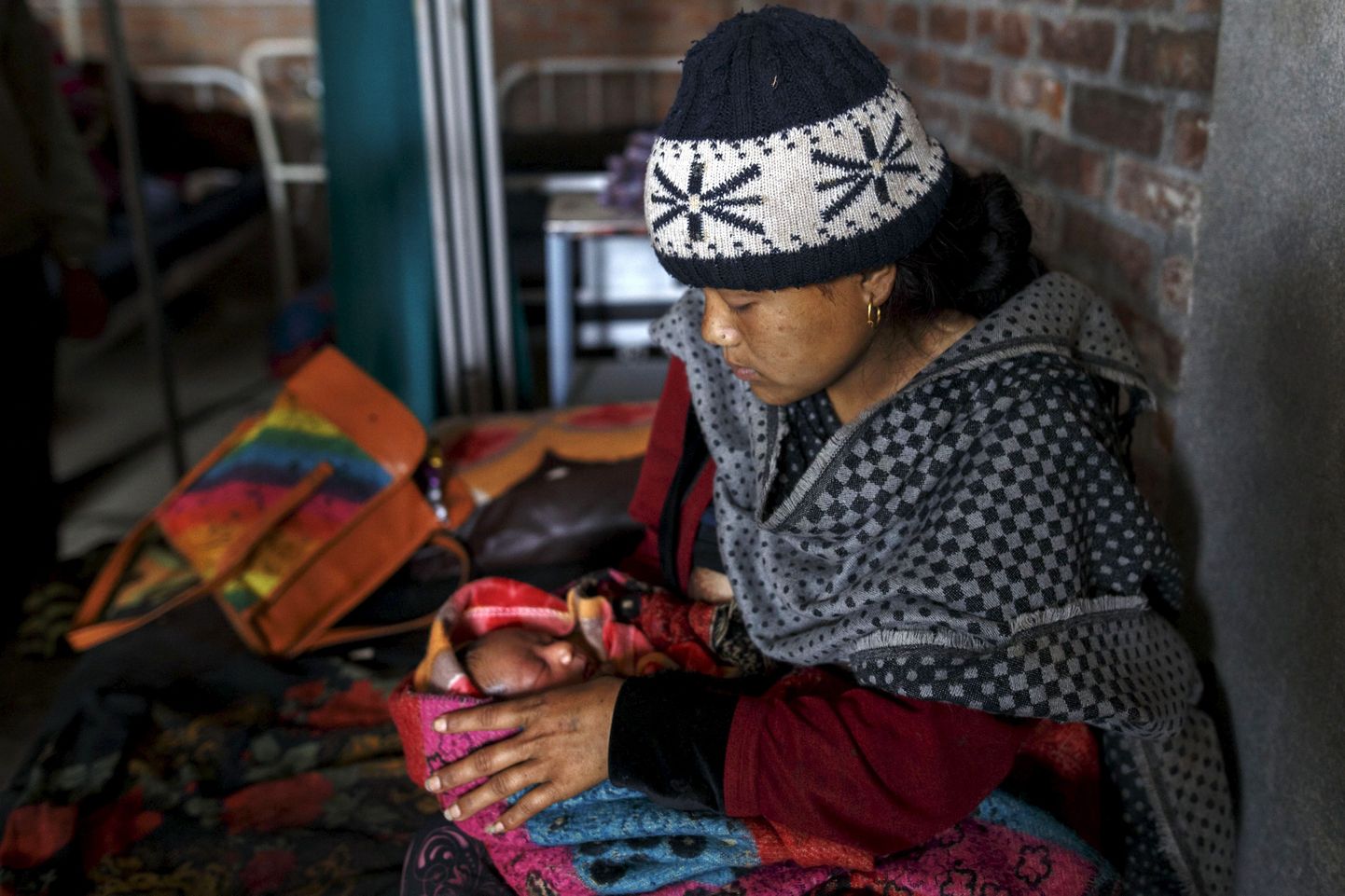 Maavärina üle elanud 18-aastane Nepali ema oma väikese lapsega.