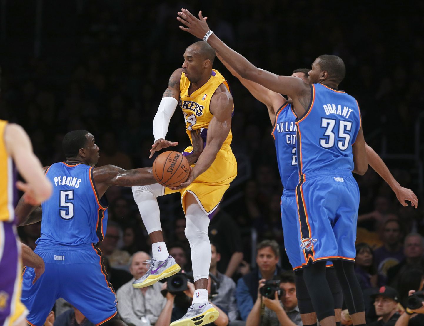 Lakersi täht Kobe Bryant on jäänud Oklahoma mängijate haardesse.