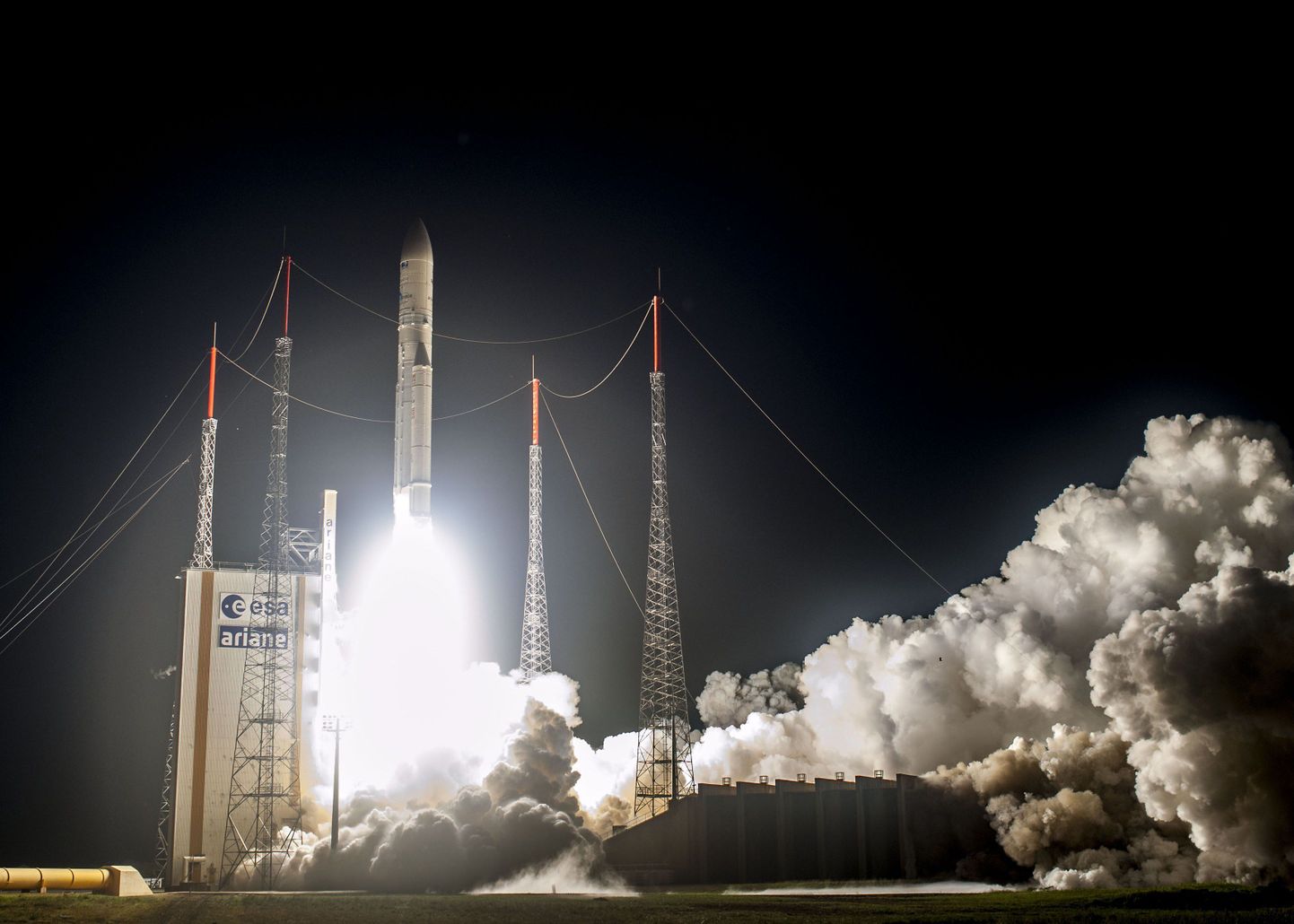 Ariane 5 start Kourou kosmodroomilt Lõuna-Ameerikas.