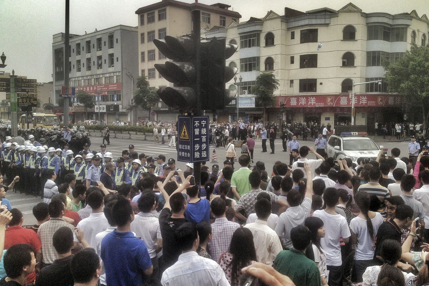 Hiina töötajad streikimas. Pilt on tehtud 18. aprillil.