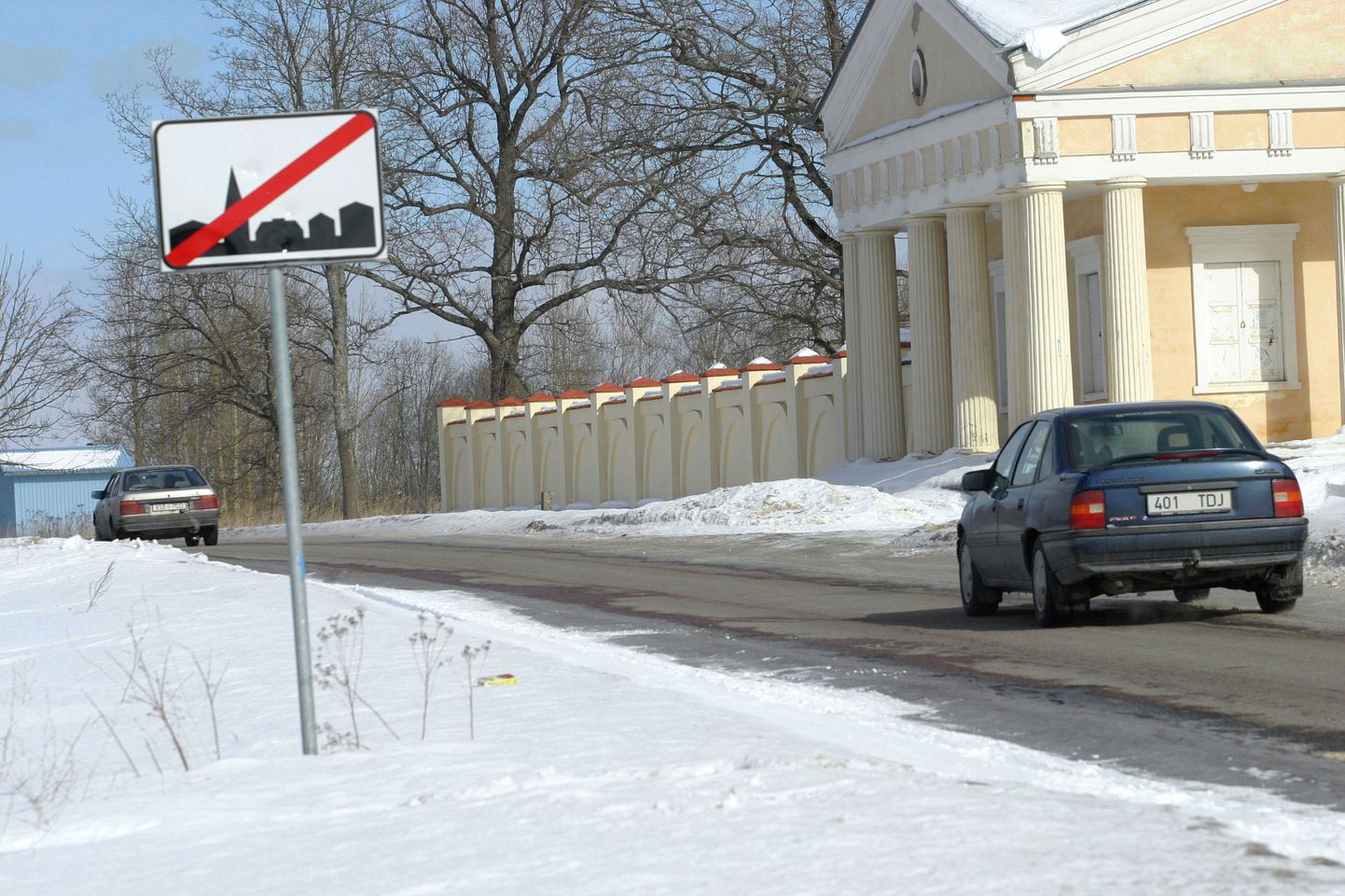 Vana Narva maantee algus Tartu linna piiril Eesti Rahva Muuseumi väravas.