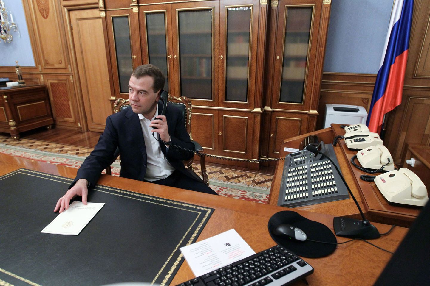 Vene peaminister Dmitri Medvedev oma uues kabinetis.