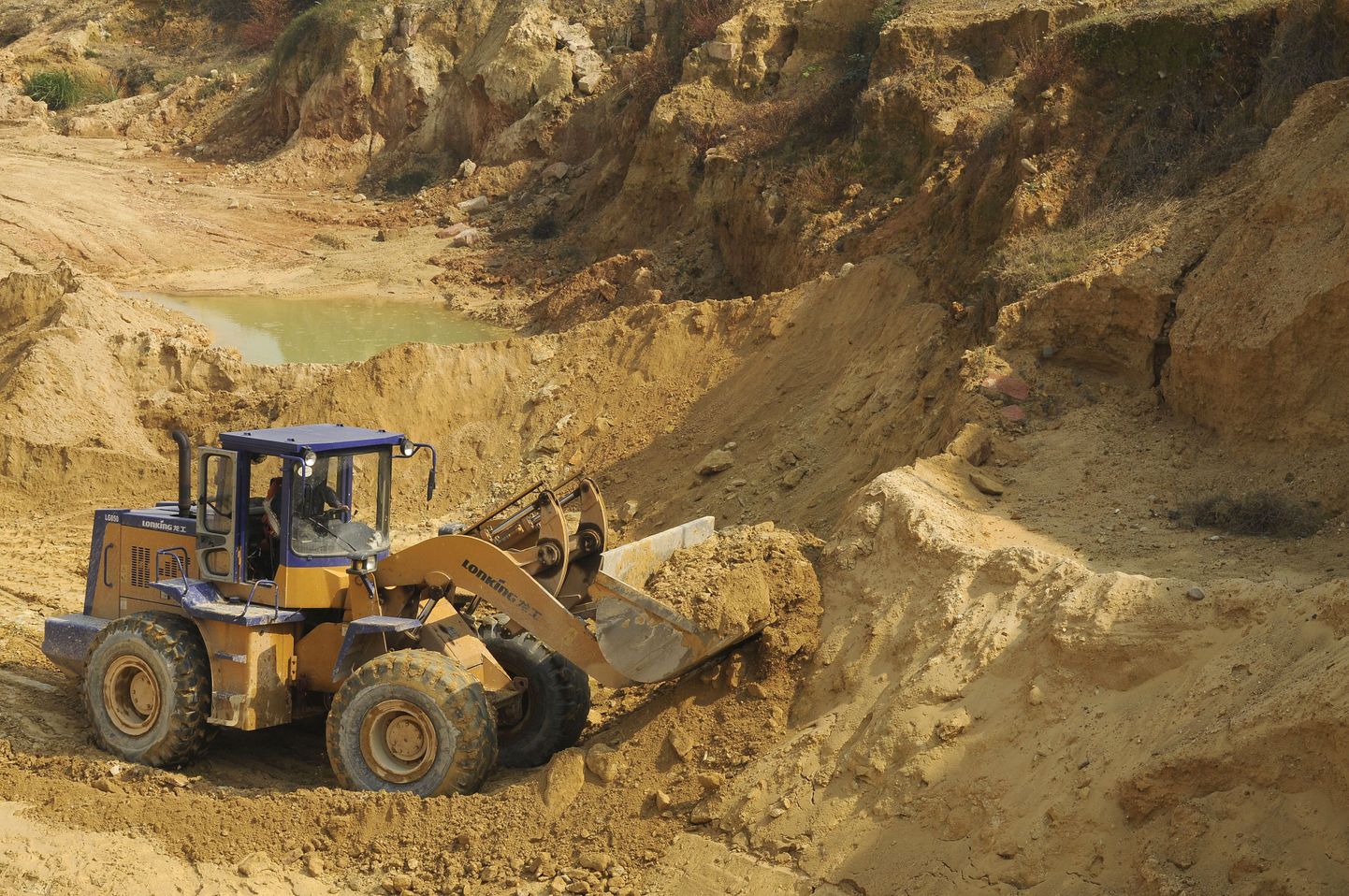 Haruldaste muldmetallide kaevandamine.