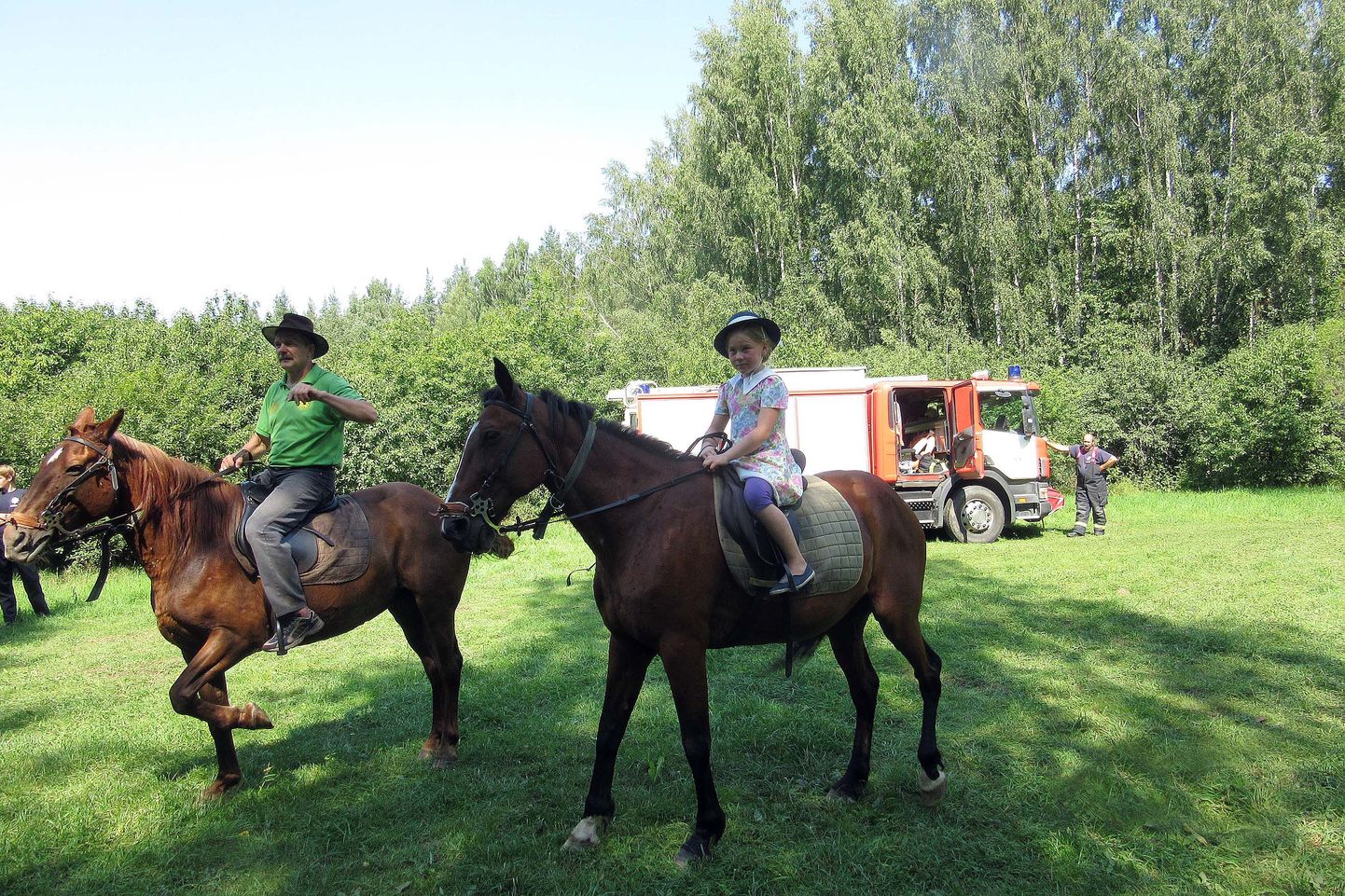 Tsirgumäe-Sooblase külapäeva avas MTÜ Parmu Ökoküla eestvõtja Kalev Raudsepa lapselaps Gunilla, kes sügisel alustab kooliteed. Koos vanaisaga demonstreerisid nad hobustel kõndi, traavi ja galoppi.