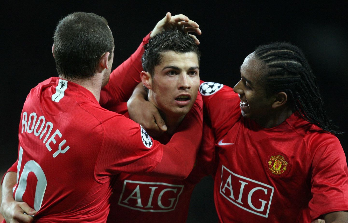Manchester Unitedi mängijad kannavad punaseid särke. Fotol Cristiano Ronaldo (keskel),Wayne Rooney (vasakul) ja Anderson