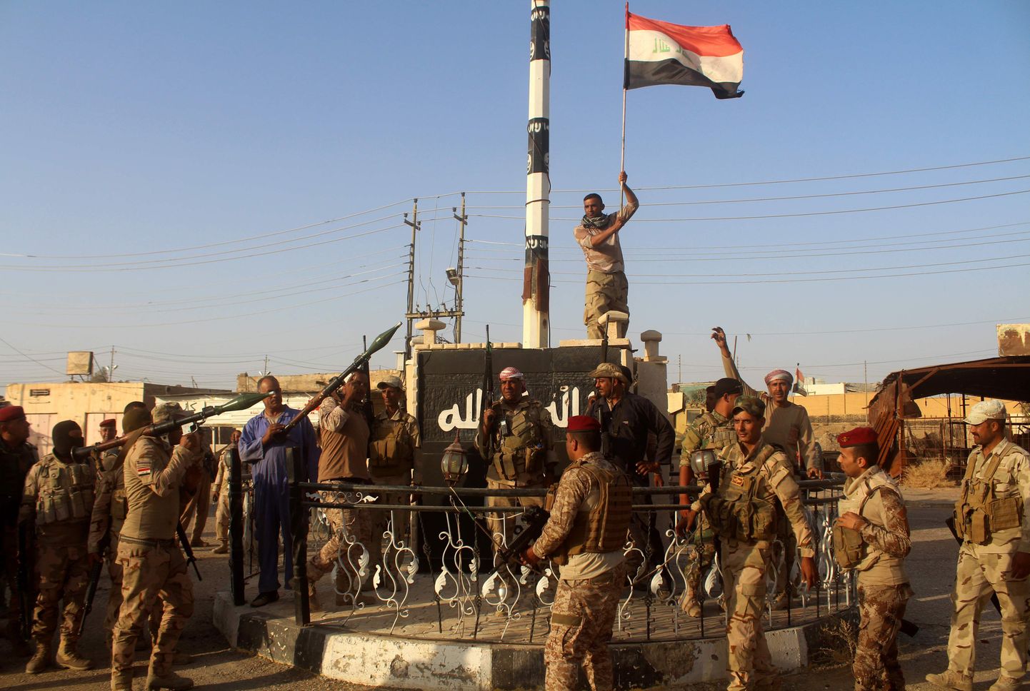 Iraagi valitsusväed heiskamas oma riigilippu pärast Anbari provintsis asuva al-Bakri piirkonna tagasivallutamist ISISelt.