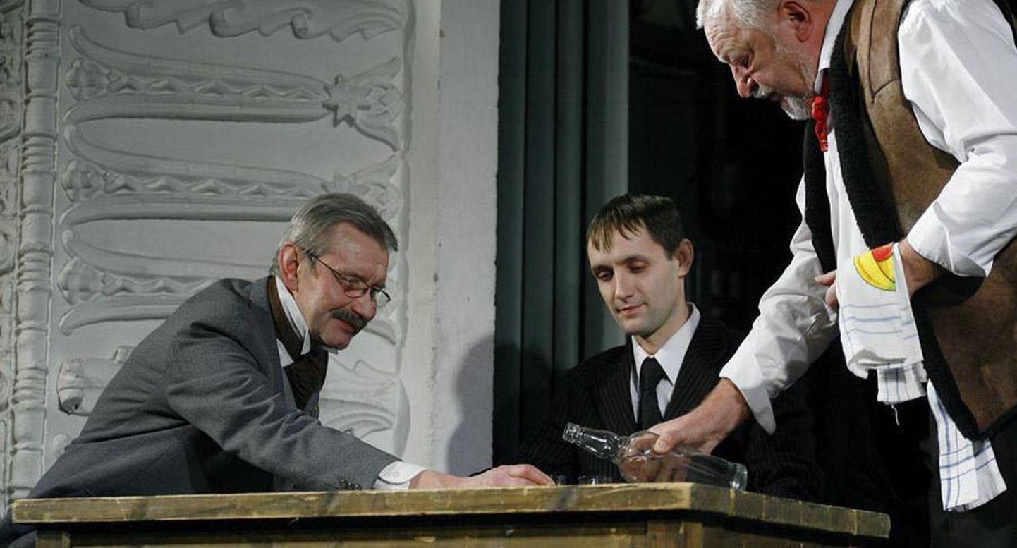 Seasaare näitemängu seltsi esimene lavastus «Kui onu tegi teatri» (2010). Keskel Ugala asutajaliige Armin Hunt (Kait Aidnik), vasakul tema vend Ernst Hunt (Kalle Kaldma), paremal kõrtsmik Blumberg (Agu Lall).