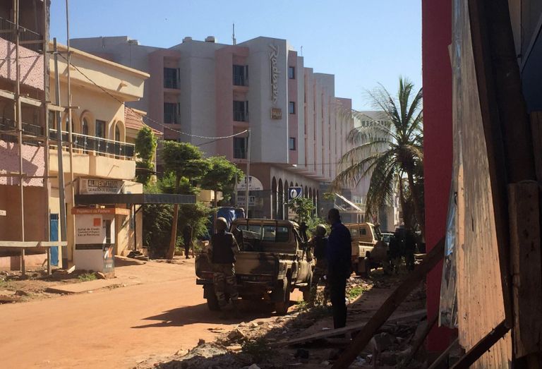 Mali julgeolekutöötajad rünnaku alla sattunud hotelli juures.