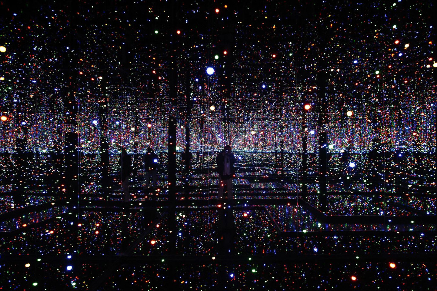 Yayoi Kusama installatsioon «Lõpmatu peegeldatud ruum – täidetud elu säraga».