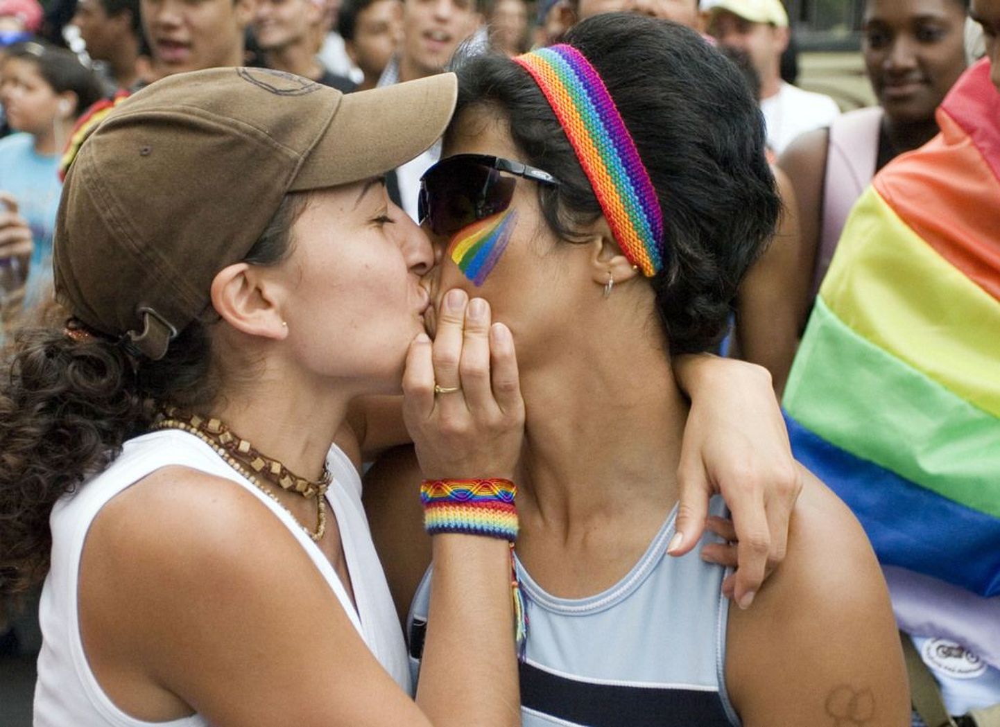 Kaks naist suudlemas Venezuela homoparaadil..