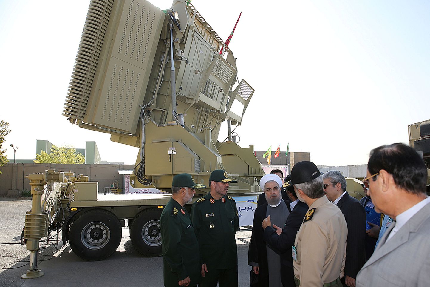 Президент Ирана Хасан Рухани (третий слева) около новой системы ПРО Bavar-373.