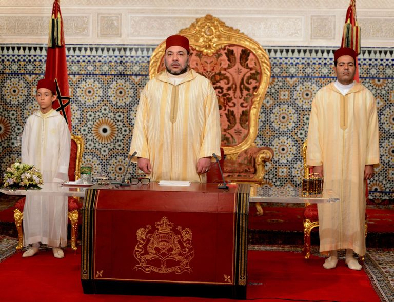 Maroko kuningas Mohammed VI (keskel), prints Moulay Rachid (paremal) ja kroonprints Hassan III