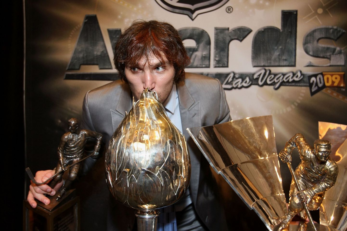 Алксандр Овечкин с полученными наградами НХЛ.