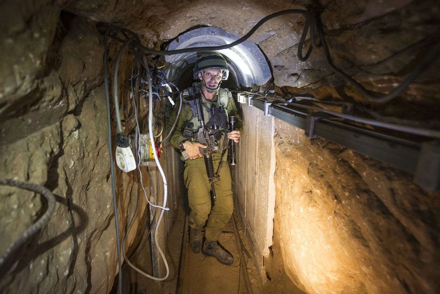 Iisraeli armee ohvitser näitas eile tunnelit, mille kaudu palestiina võitlejad ründavad Gazast juudiriigi territooriumi. Iisraeli armee on nõuks võtnud tunnelid purustada.