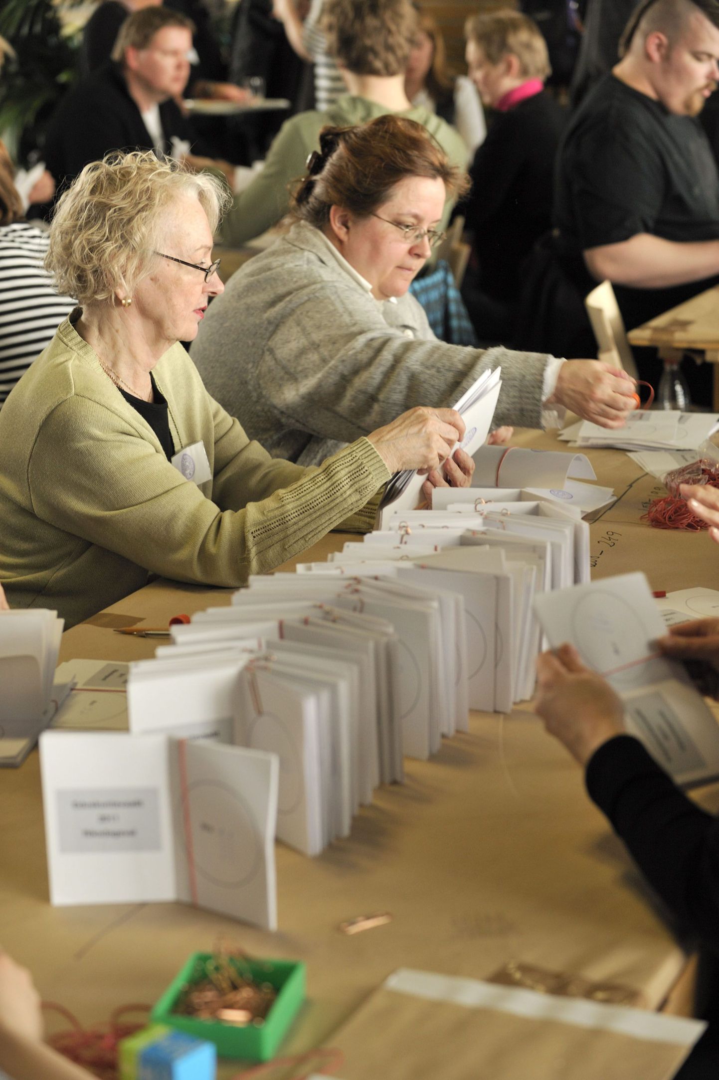 Soome ametnikud kontrollivad hääletussedeleid. Parlamendivalimised toimusid 17. aprillil.