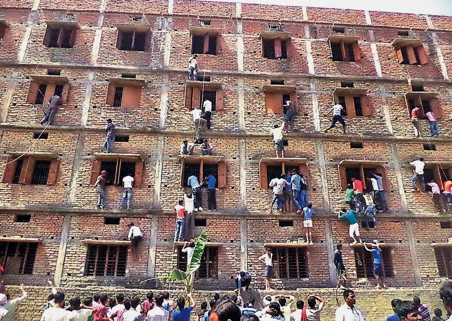 India lapsevanemad ronivad mööda kooli seinu, et aidata lastel eksamite ajal spikerdada