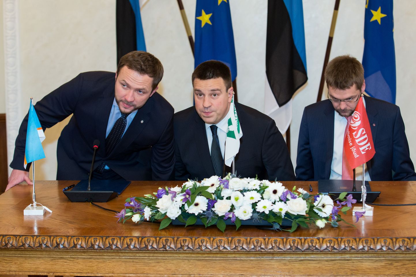 IRLi esimees Margus Tsahkna, Keskerakonna esimees Jüri Ratas ja SDE juht Jevgeni Ossinovski allkirjastasid koalitsioonilepingu 21. novembril.