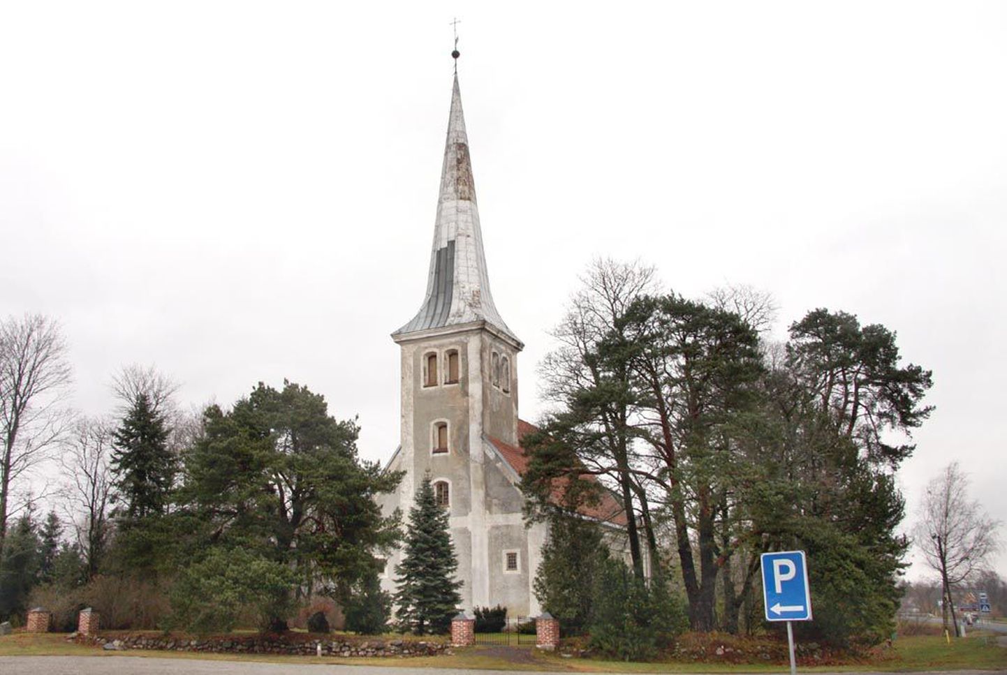 Audru kirik ehitati aastail 1677 - 1680 vana puukiriku asemele, mis püstitati 1636. aastal ja oli väidetavalt üks esimesi luteri usu kirikuid Eesti alal.