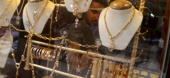 Золотые украшения. Снимок иллюстративный.