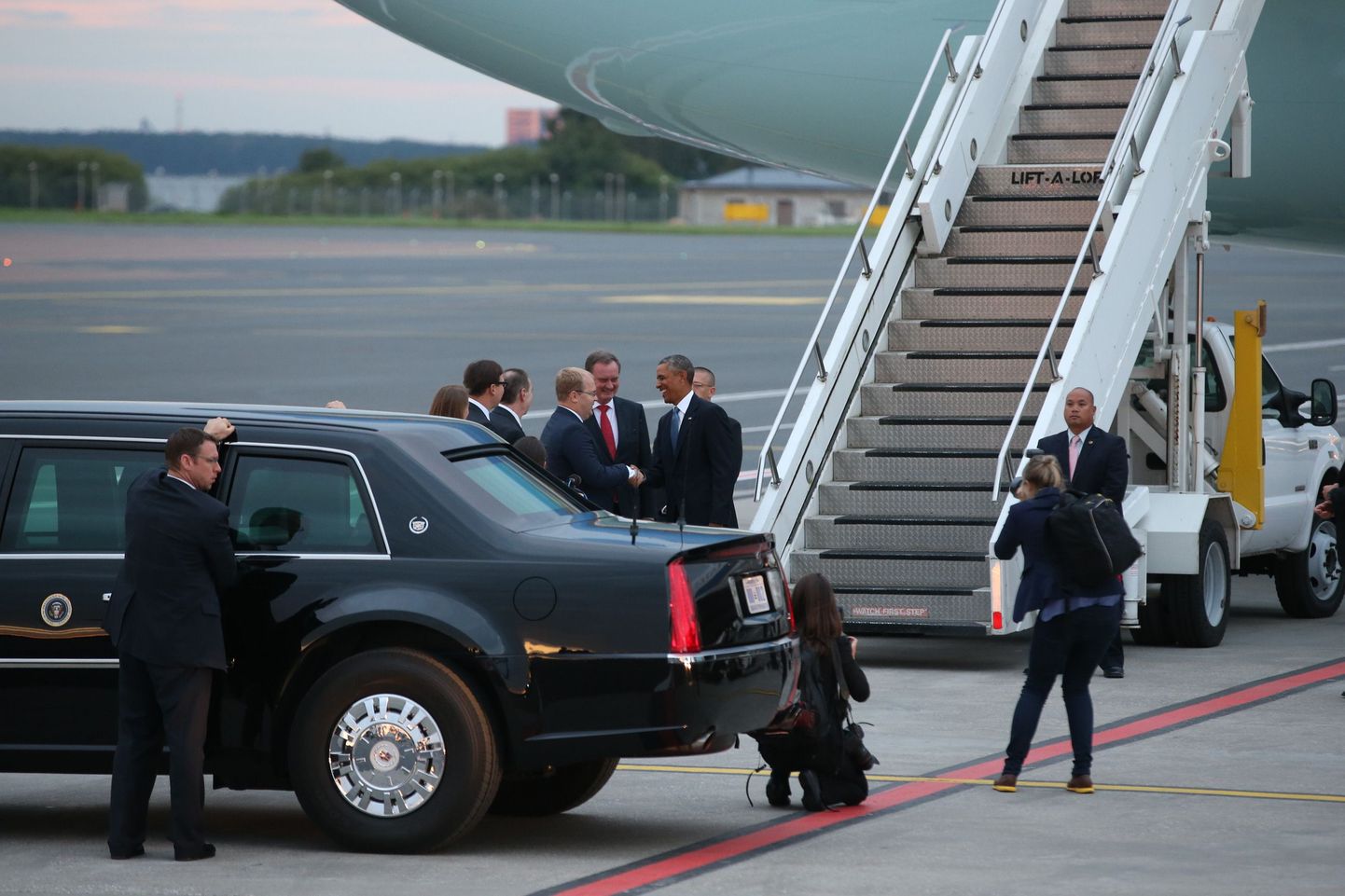 Урмас Паэт встречает Барака Обаму в Таллиннском аэропорту.