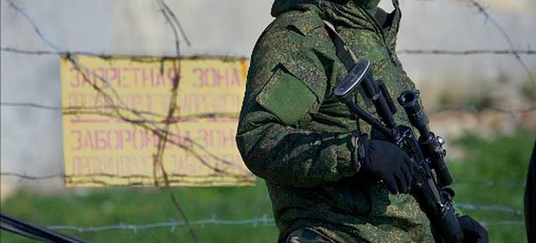 Десантная снайперская винтовка СВД-С - "дочка" легендарной СВД, но со складывающимся прикладом и укороченным стволом. Официально используется только в Вооруженных силах РФ и Армении. Вторые тоже по понятным причинам отпадают 