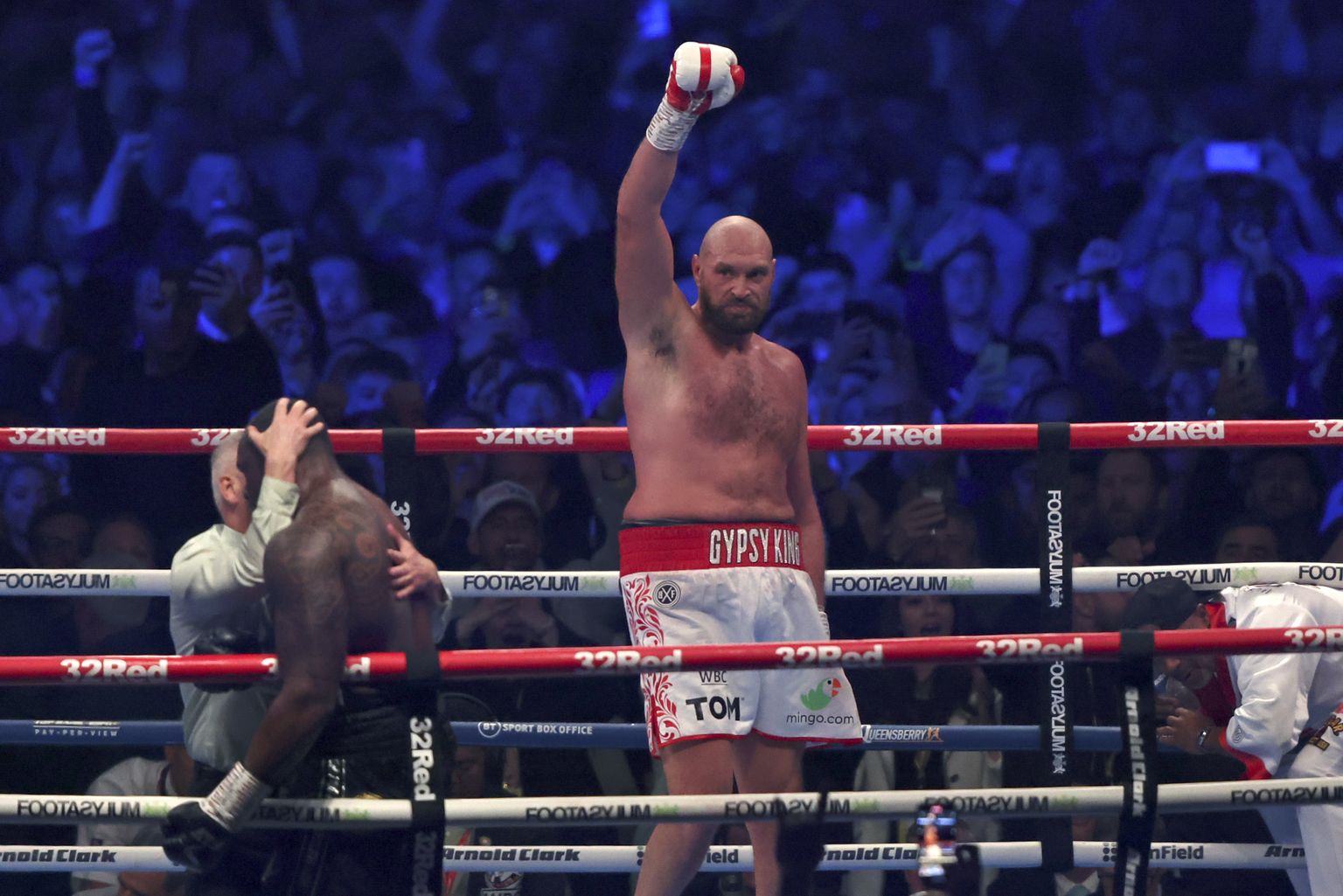 Tyson Fury läheb kolmandat korda Derek Chisoraga vastamisi.