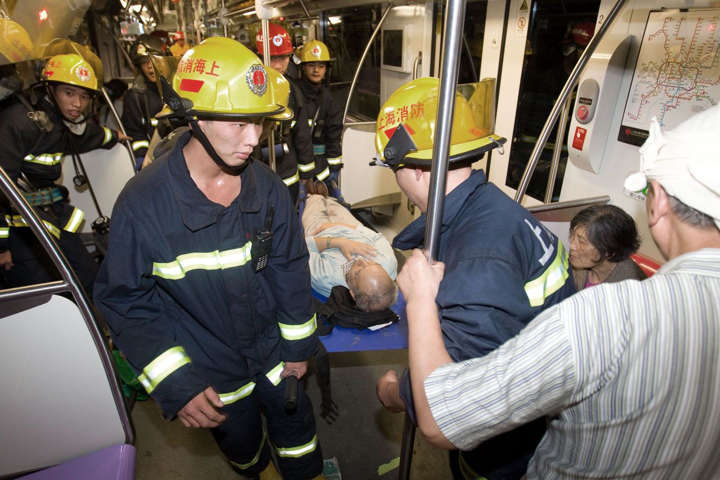Päästjad evakueerivad metrooõnnetuses viga saanud vanurit.