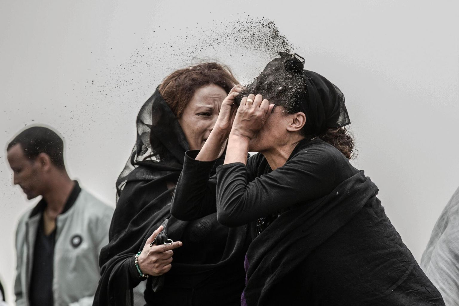 Aasta pressifoto nominent ja sündmusfoto kategooria nominent seeriate arvestuses: 10. märtsil 2019 kukkus vahetult Etioopia pealinnast Addis Abebast õhku tõusmise järel alla Ethiopian Airlinesi lennuk Boeing 737 MAX. Kõik lennukis olnud 157 inimest said surma. Fotol ühe ohvri sugulane õnnetuspaigal meeleheites endale mulda näkku viskamas, kui mõistis, et lähedasest pole jäänud alles midagi maist.