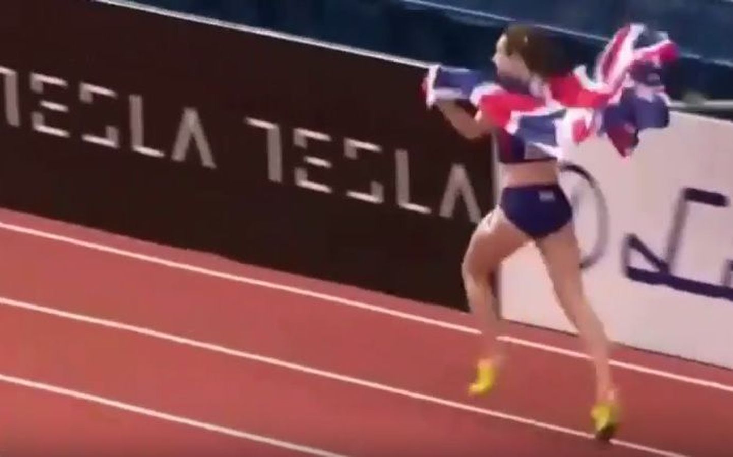 Британская легкоатлетка Лора Мьюр вопреки запрету организаторов сделала круг почета после победы на дистанции 1500 метров на чемпионате Европы в Белграде.