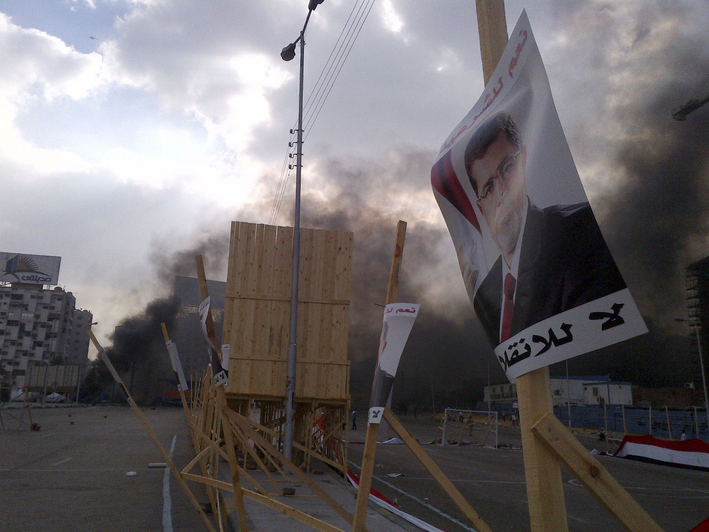Mohamed Morsi pildiga plakati taustal paistab suits, mis tõuseb Rabba el Adwia väljakult, kus toimuvad vihased kokkupõrked valitsusvägede ja kukutatud presidendi toetajate vahel.