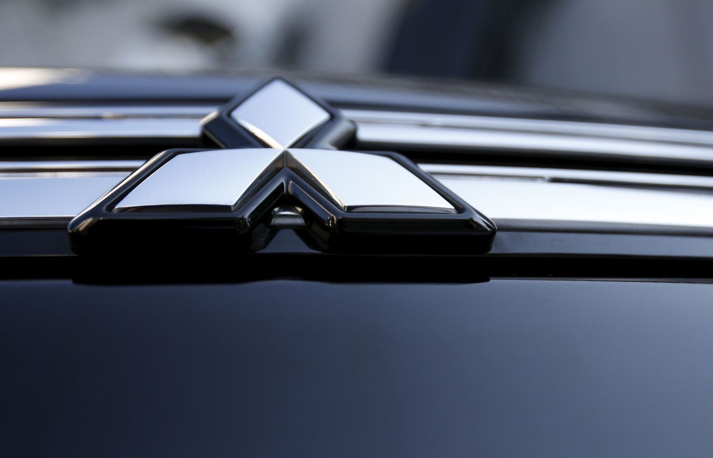 Логотип Mitsubishi Motors.