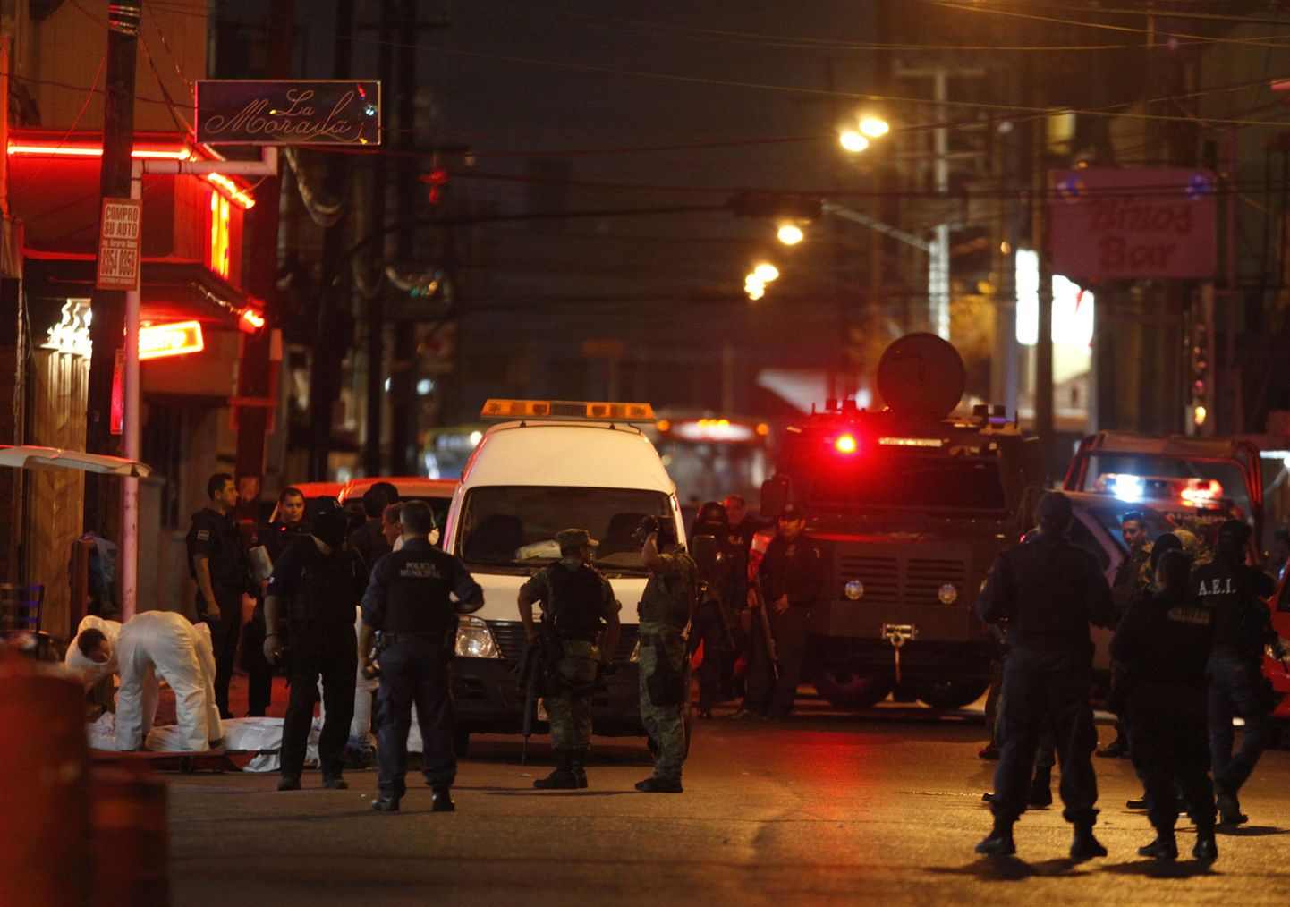Politsei on ümber piiranud Monterrey kesklinna baari.