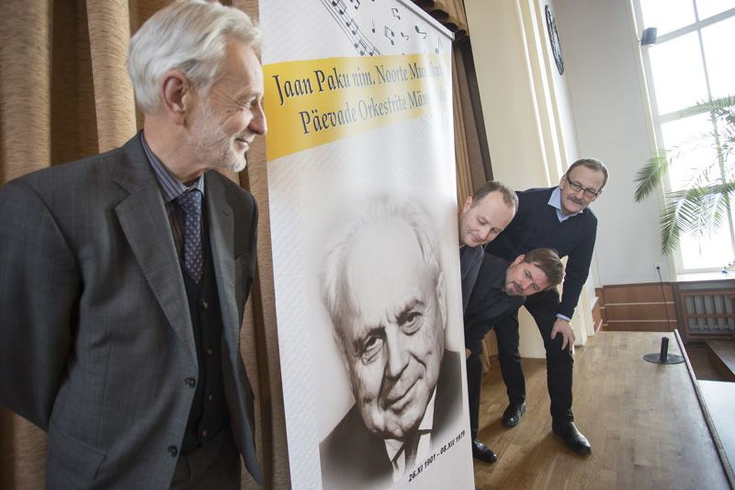 Neli dirigenti Rakveres. Toivo Peäske (vasakult), Villem Peäske, Hando Põldmäe ja Kaido Otsing  panid Jaan Paku päevadel gümnaasiumihoone keelpillimuusikaga elama.