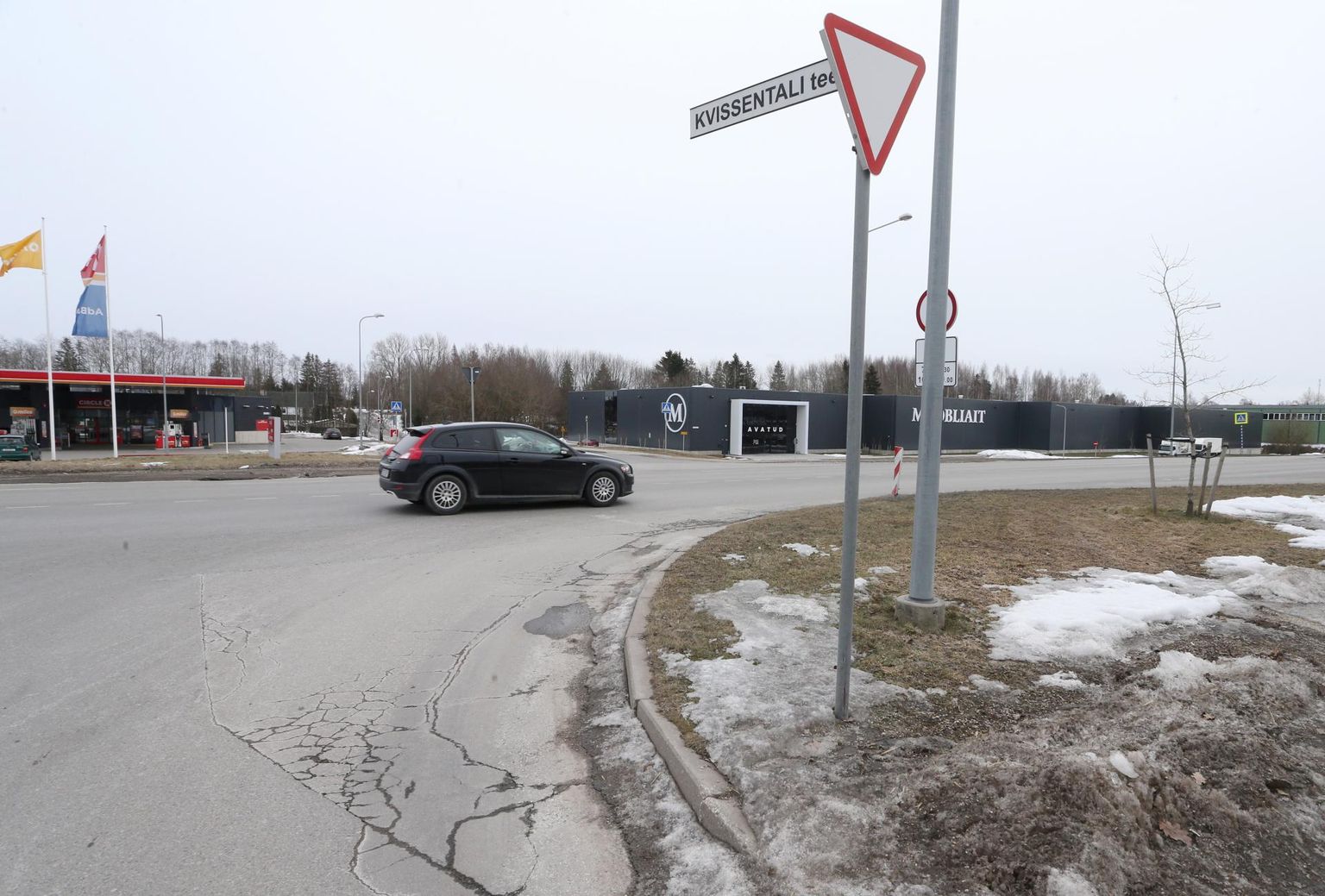 Aruküla ja Kvissentali tee ning Astelpaju tänava ristmikul suureneb liiklus, sest Astelpaju tänava äärde peaks kerkima uuselamurajoon.