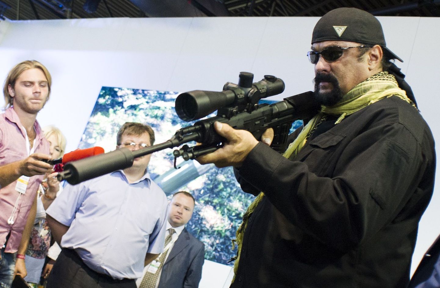 ITAR-TASS: MOSCOW REGION, RUSSIA. AUGUST 14, 2014. American actor Steven Seagal (R) testing a rifle at the 2nd International Exhibition "Oboronexpo-2014" as part of the International Forum "Engineering Technologies 2014" in Zhukovsky, Moscow Region. (Photo ITAR-TASS/ Sergei Bobylev)