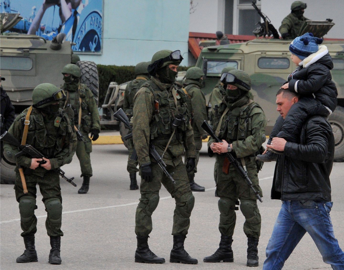 Venemeelsed relvastatud mehed Sevastopoli lähistel Balaklavas.