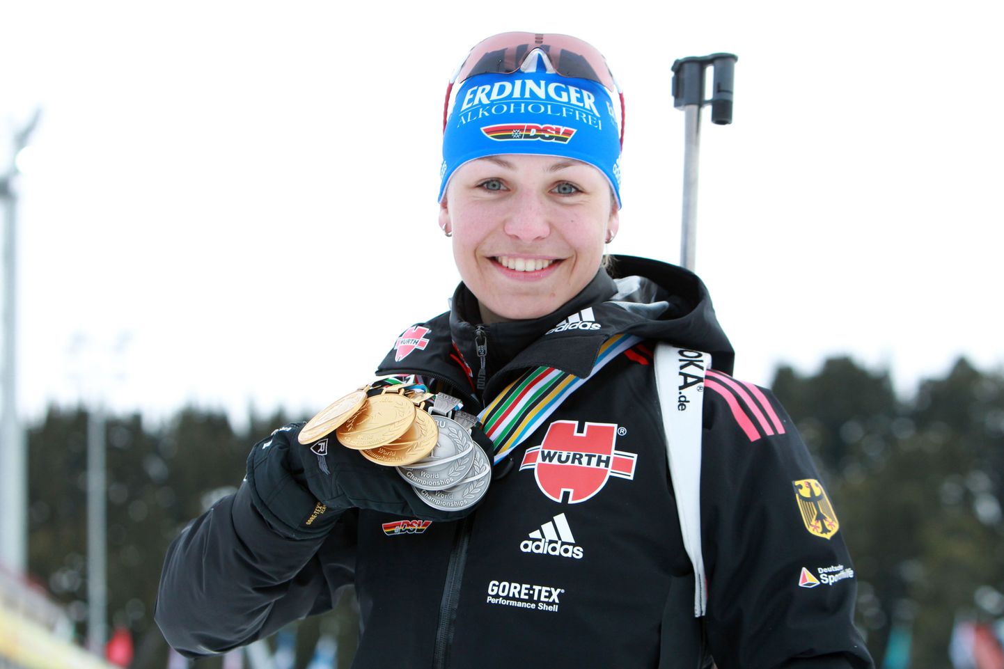Magdalena Neuner märtsikuus Hantõ-Mansiiski MMil võidetud medalitega.